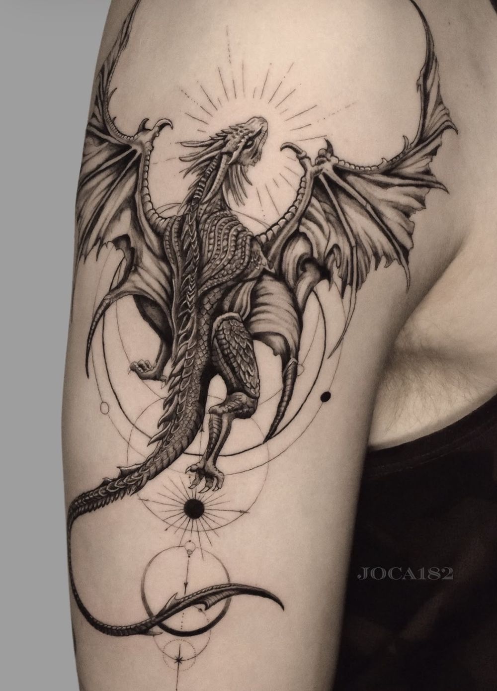 Micro Realism Tattoo mit geometrischen Elementen am Oberarm