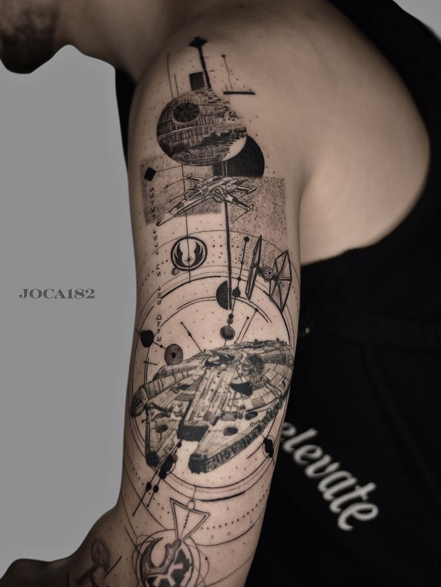 Illustratives Sci-Fi Sleeve mit Raumschiffen am Oberarm